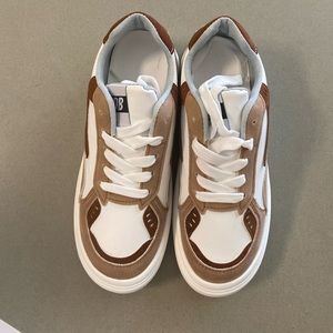 I’m selling these shoes that I just bought from shein, size CN6.